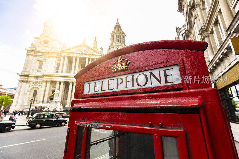 London red telephone, Saint Paul´s Cathedral in the background